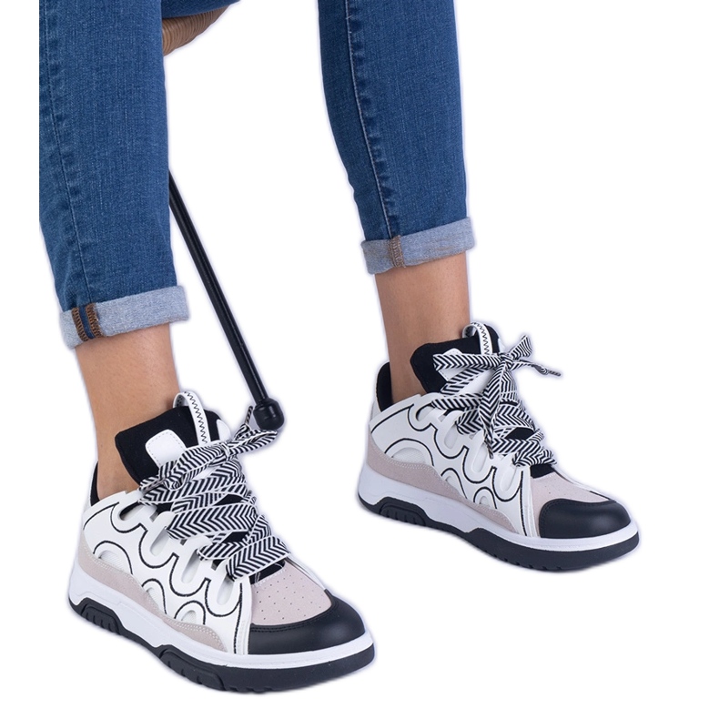 Zapatillas negras para mujeres con cordones decorativos negro