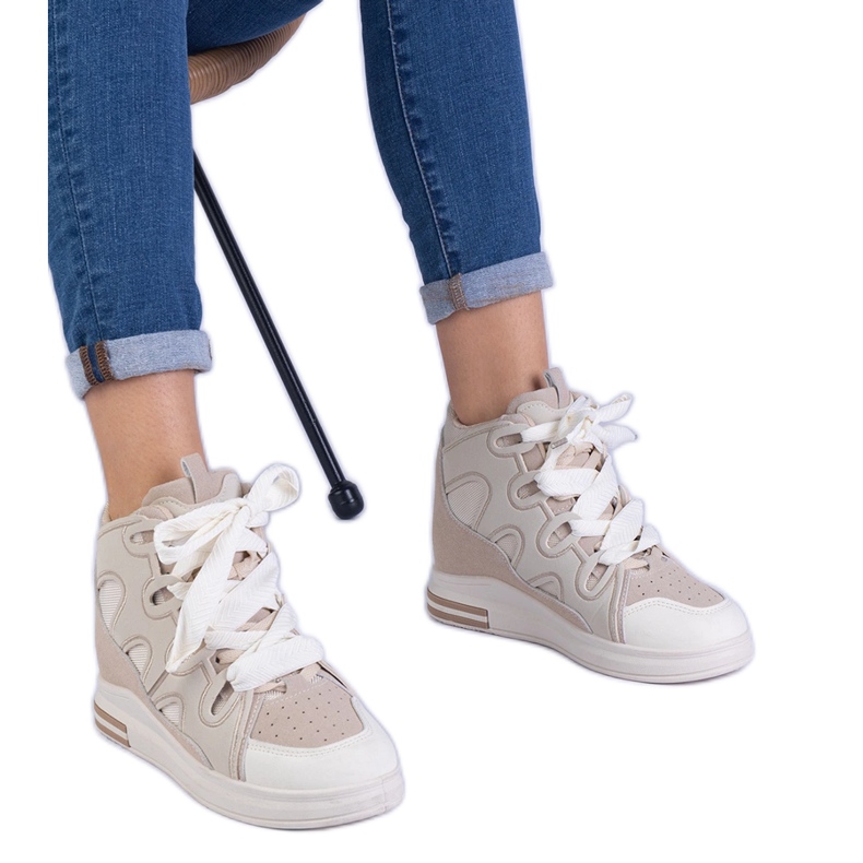 Zapatillas beige para mujeres con cordones gruesos