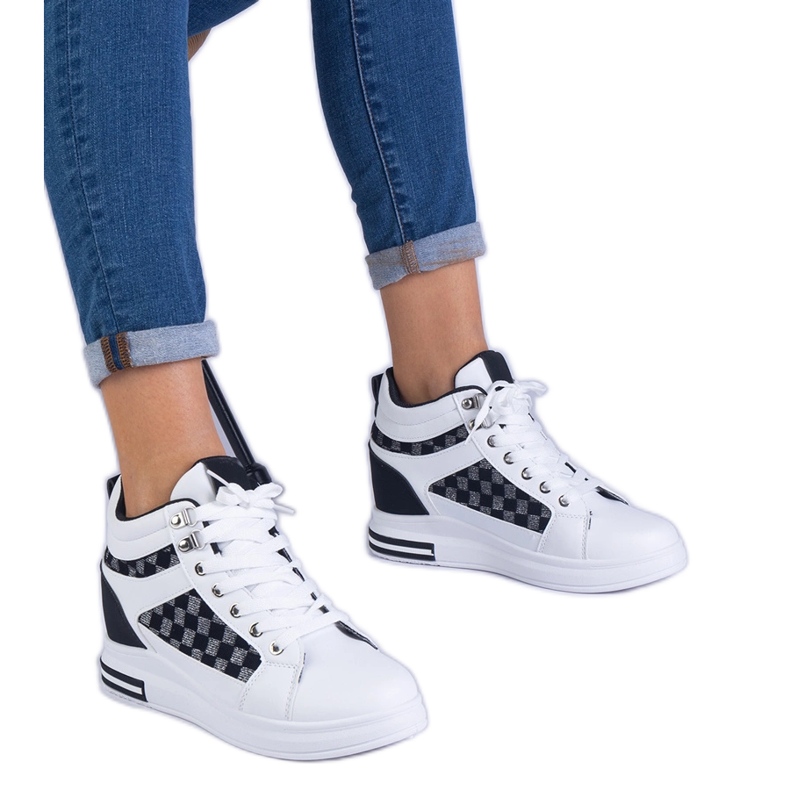 Zapatillas blancas para mujeres en una cuña oculta negro