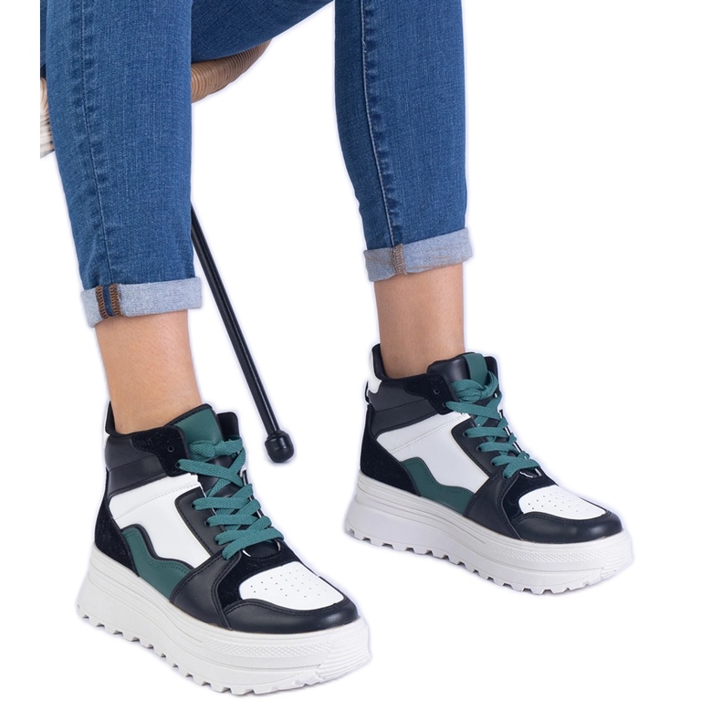 Zapatillas deportivas para mujeres en blanco y negro en la plataforma