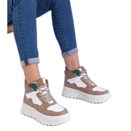 Zapatillas deportivas beige femeninas en la plataforma