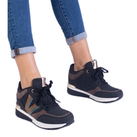 Zapatillas negras para mujeres en una cuña oculta negro