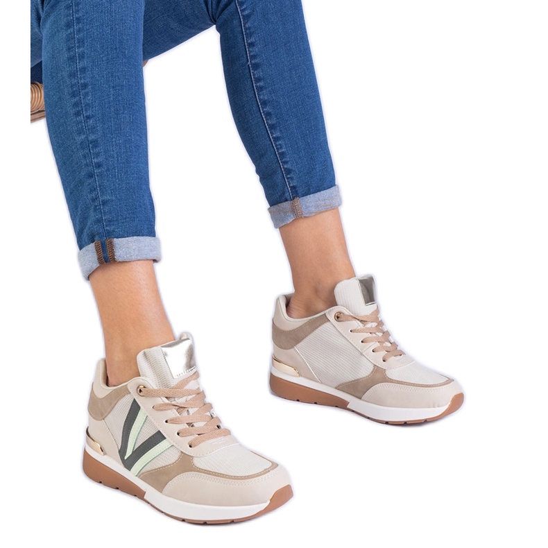 Zapatillas beige para mujeres en una cuña oculta