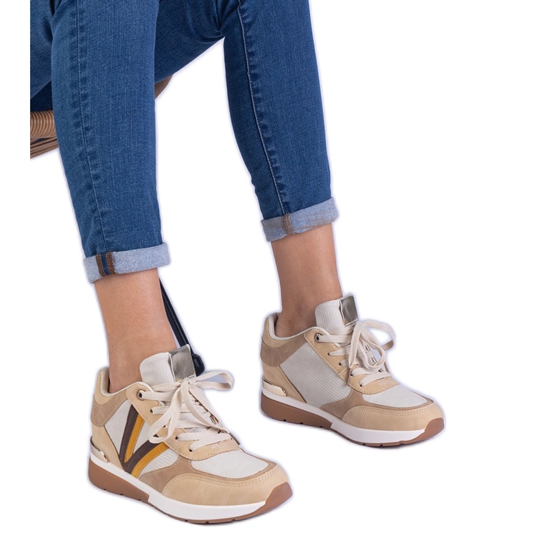 Zapatillas de deporte para mujeres marrones en una cuña oculta marrón