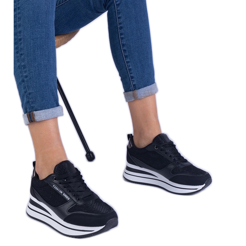 Zapatillas negras de mujer en la plataforma. negro Zapatillas negras de mujer en la plataforma. negro