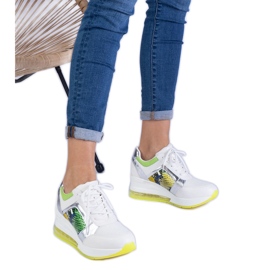 Zapatillas deportivas de mujeres blancas con un accesorio colorido blanco