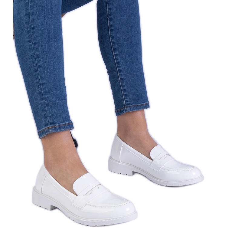 Zapatos blancos de mujeres pintadas