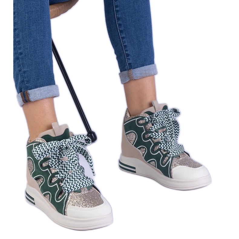 Zapatillas verdes con cordones gruesos y brillo
