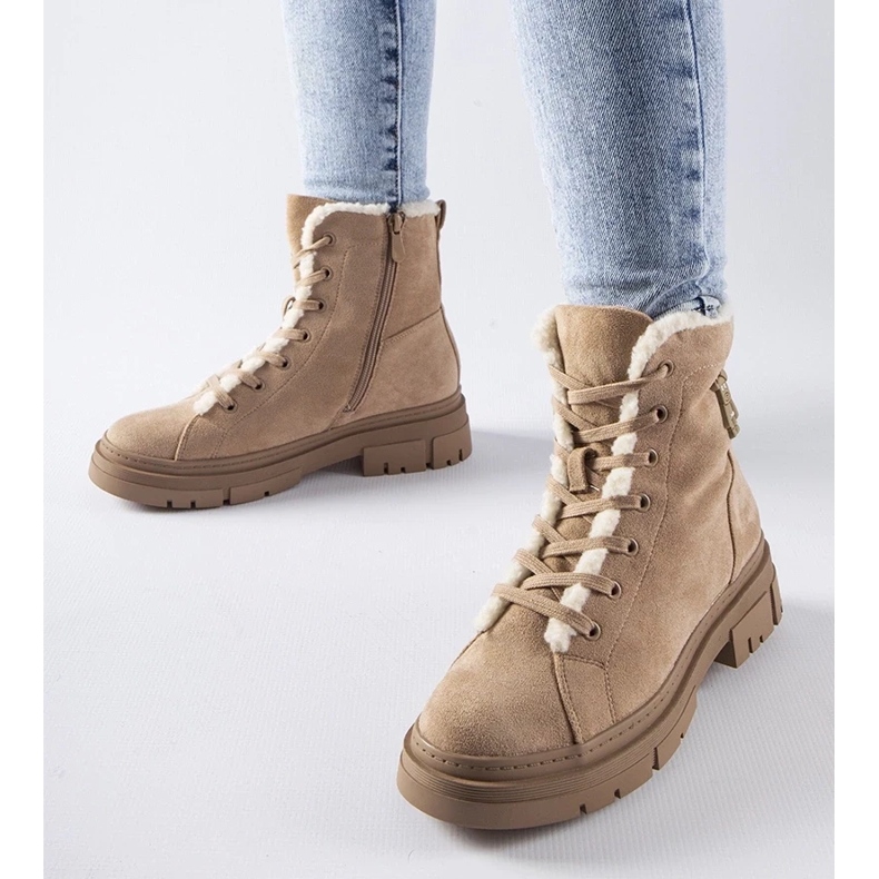 D/CEO Botines aislantes beige confeccionados en ante ecológico Pompeya D/CEO Botines aislantes beige confeccionados en ante ecológico Pompeya