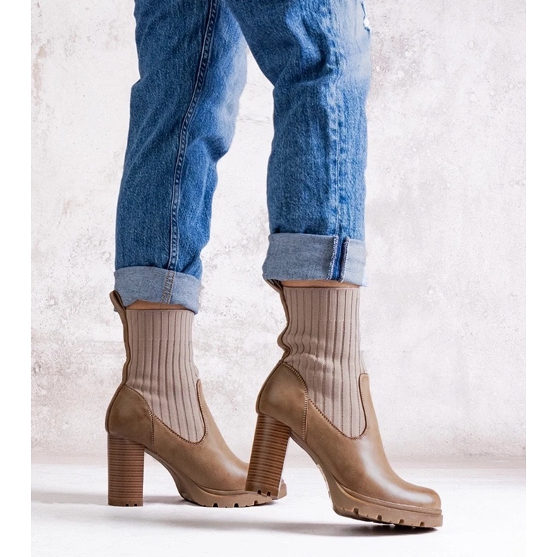 D/CEO Botines beige oscuro confeccionados en ecopiel Asera D/CEO Botines beige oscuro confeccionados en ecopiel Asera