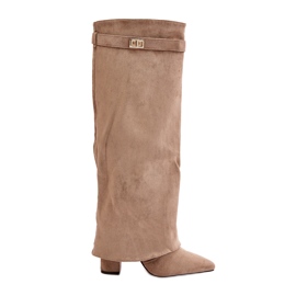 Givana Botas en el poste con un beige superior aislado elevado