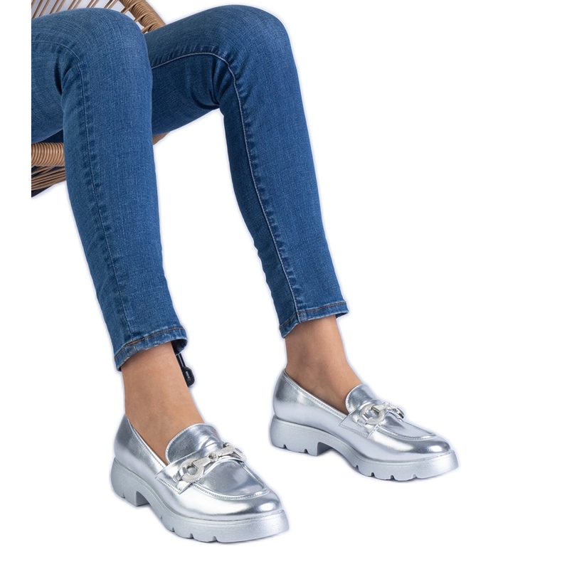Zapatos clásicos plateados con un adorno plata Zapatos clásicos plateados con un adorno plata