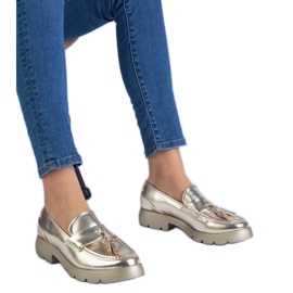 Zapatos clásicos metálicos dorados con flecos