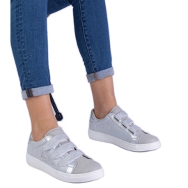Las zapatillas de deporte de mujer plateadas se sujetan con velcro plata