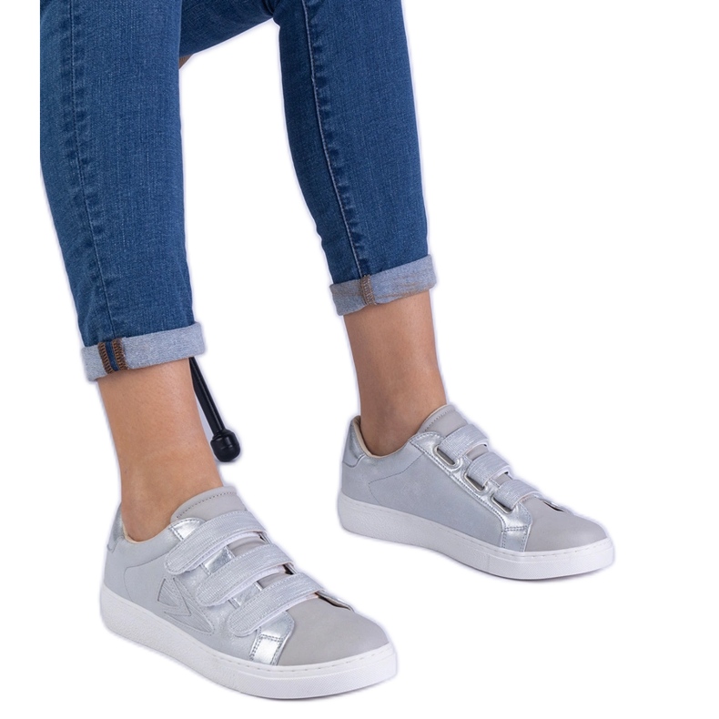 Las zapatillas de deporte de mujer plateadas se sujetan con velcro plata
