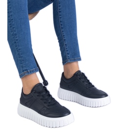 Zapatillas de zapatillas negras en una suela masiva negro