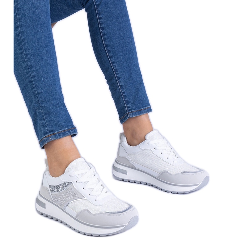 Zapatillas blancas decoradas con brillo y circones blanco