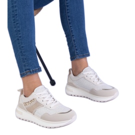 Zapatillas beige decoradas con brillo y circones