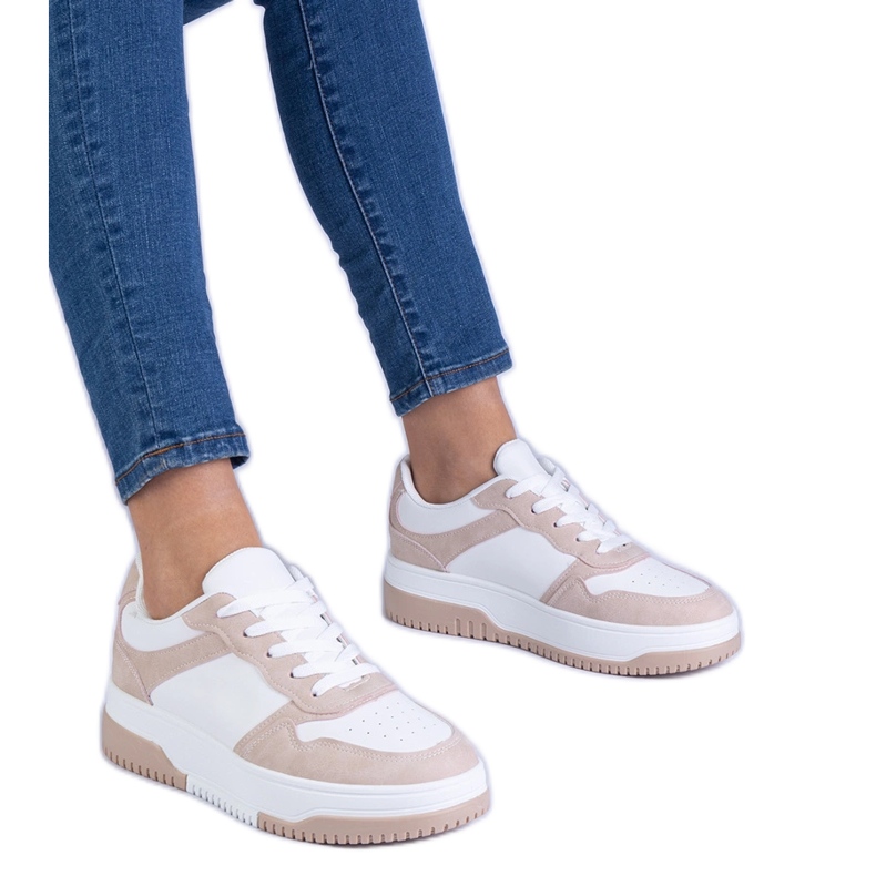 Zapatillas marrones en una suela gruesa marrón