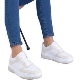 Zapatillas beige con suela gruesa.