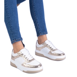Zapatillas doradas en una suela gruesa dorado Zapatillas doradas en una suela gruesa dorado