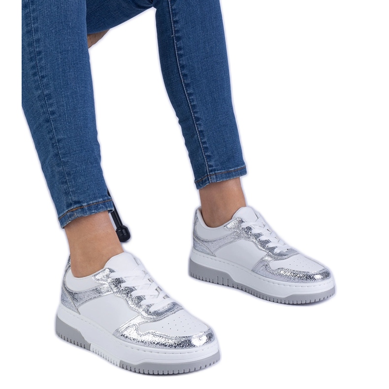 Zapatillas plateadas en una suela gruesa plata