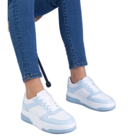 Zapatillas azules en una suela gruesa Zapatillas azules en una suela gruesa