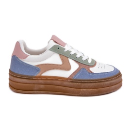 Pasadas de mujer con brillo en la plataforma azul Pasadas de mujer con brillo en la plataforma azul