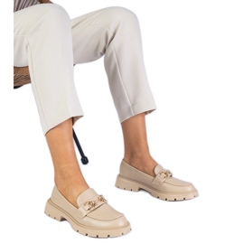 Mocasines de mujer beige con una decoración dorada Mocasines de mujer beige con una decoración dorada