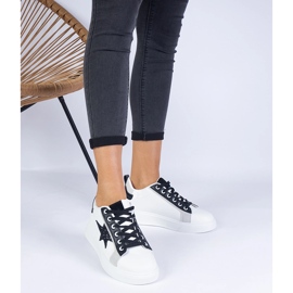 Zapatillas blancas decoradas con una estrella de brillo blanco Zapatillas blancas decoradas con una estrella de brillo blanco