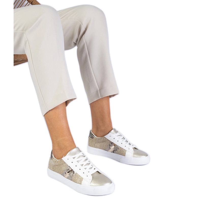 Zapatillas doradas con un motivo animal decorado con brillo dorado