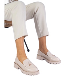 Mocasines beige decorados con pedrería.