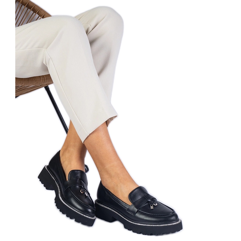 Mocasines negros decorados con pedrería.