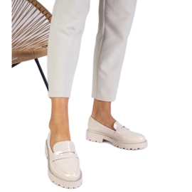 Mocasines barnizados beige decorados con circones