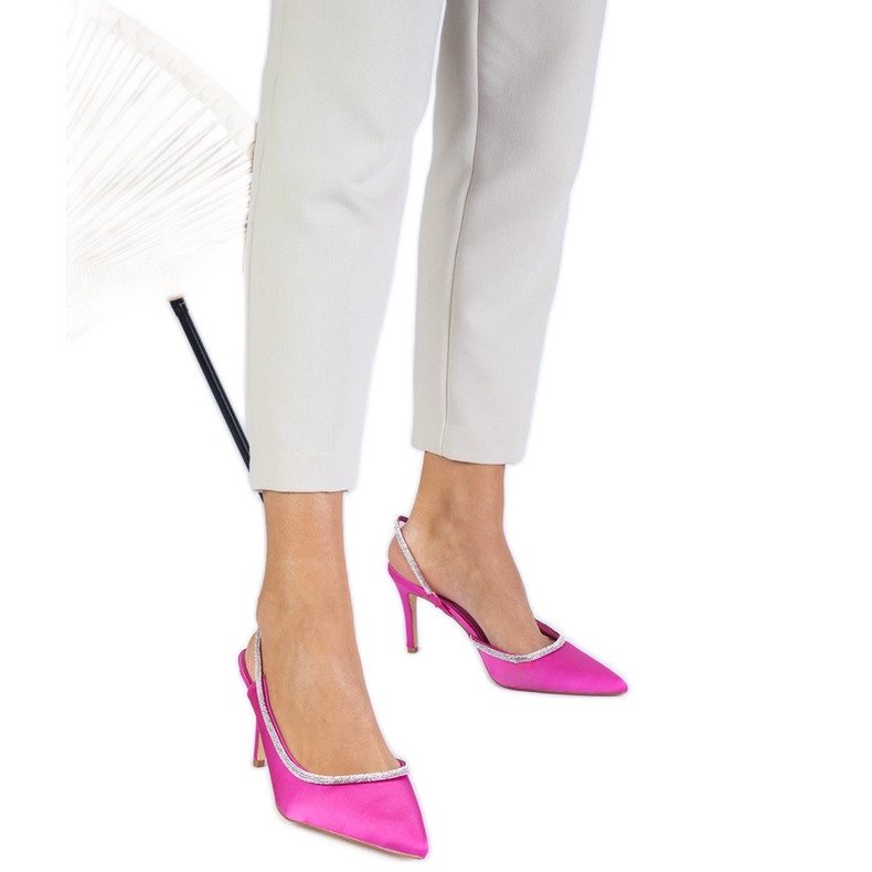 Bombas de satén rosadas con circones con un tacón abierto rosado