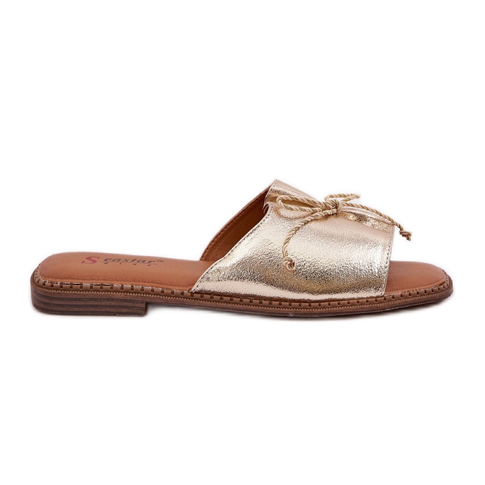 Chanclas de suela plana con un arco de oro decorativo dorado