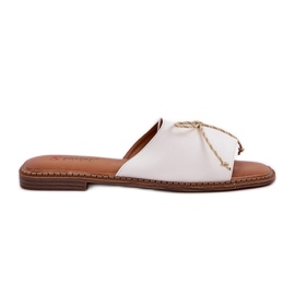 Chanclas de suela plana con un arco decorativo blanco
