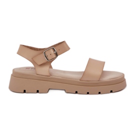 Sandalias de mujeres en la plataforma beige