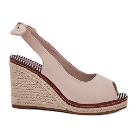 Sandalias de cuña beige con trenzas