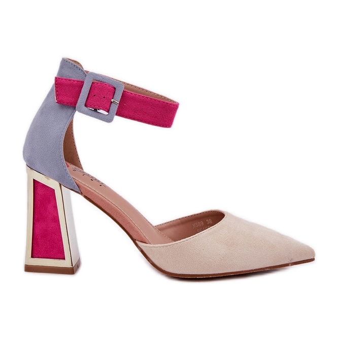 Sandalias en el pilar con mendigos ligeros puntiagudos beige