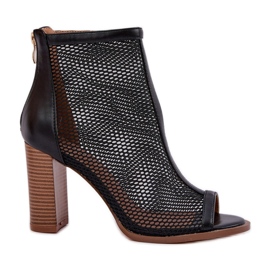 Sandalias en el pilar con una parte superior negra negro
