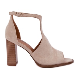 Sandalias en el beige ligero de pilar de gamuza ecológica