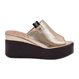 Zapatillas en la plataforma y cuña de cuero de cuero de cuña dorado