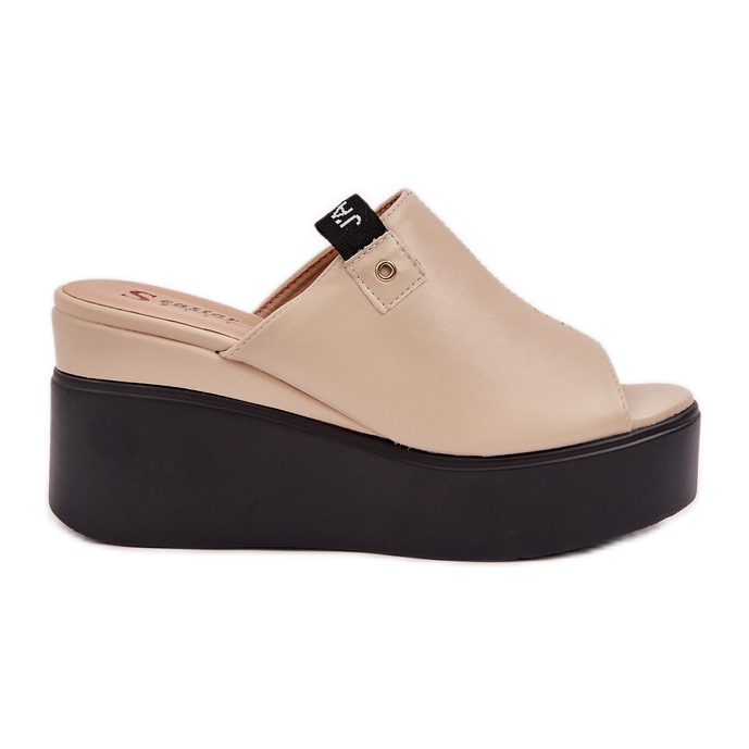 Zapatillas en la plataforma y la cuña beige de cuero ecológico