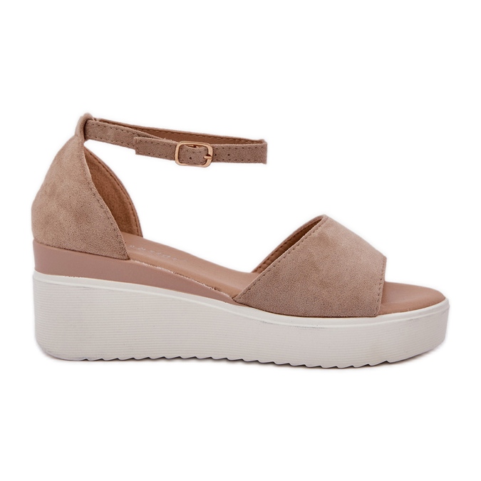 Sandalias de luz en la plataforma y una cuña delicada beige
