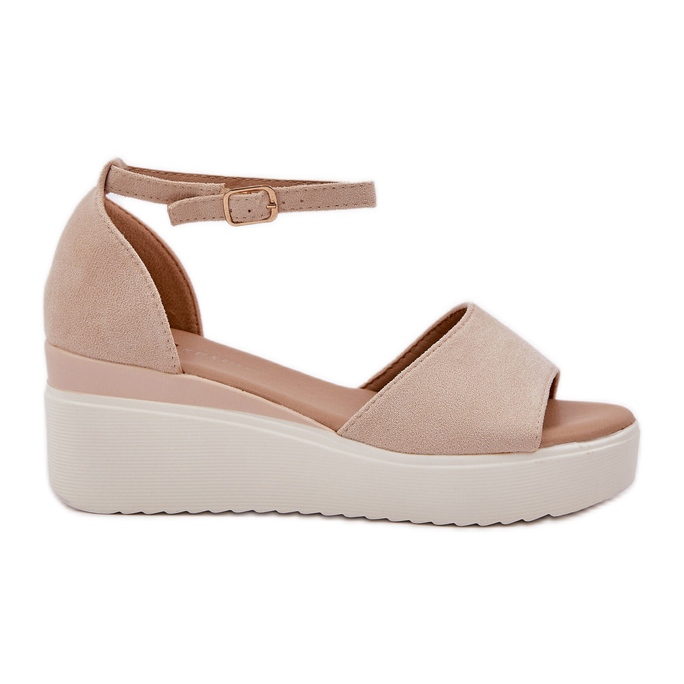 Sandalias de luz en la plataforma y delicadas cuñas de color beige brillante
