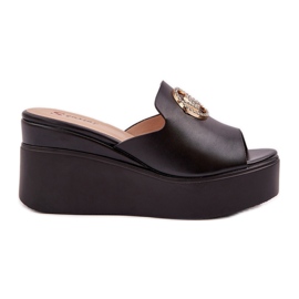 Zapatillas en la plataforma y cuñas con una decoración negra negro