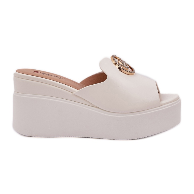 Zapatillas en la plataforma y cuñas con un adorno blanco Zapatillas en la plataforma y cuñas con un adorno blanco