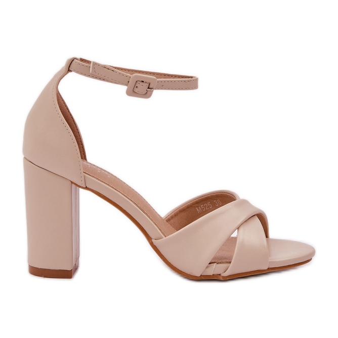 Sandalias en un talón de bar con beige de cuero ecológico Sandalias en un talón de bar con beige de cuero ecológico