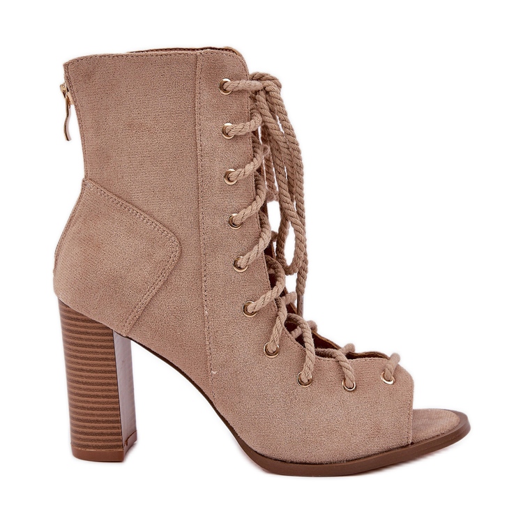 Sandalias en el poste con los cordones superior y beige Sandalias en el poste con los cordones superior y beige